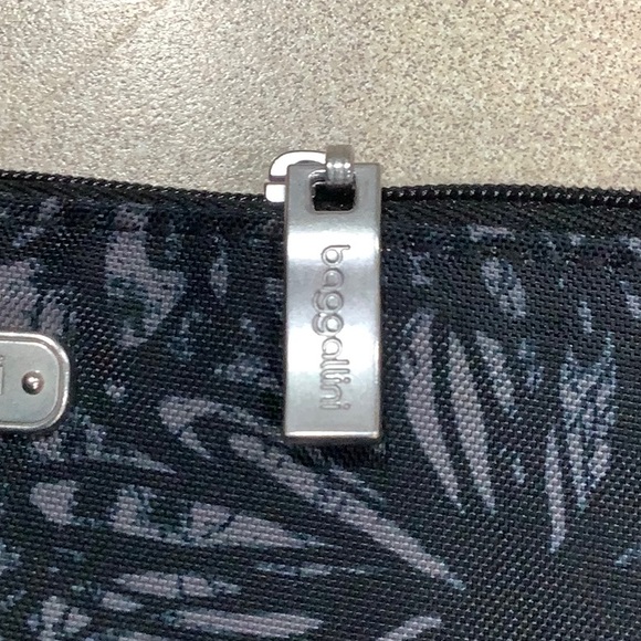 NWOT 🩵 Baggallini Wristlet In Midnight Blossom - Picture 7 of 14